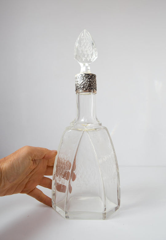 Botella de licor en cristal tallado con motivo de racimos uvas