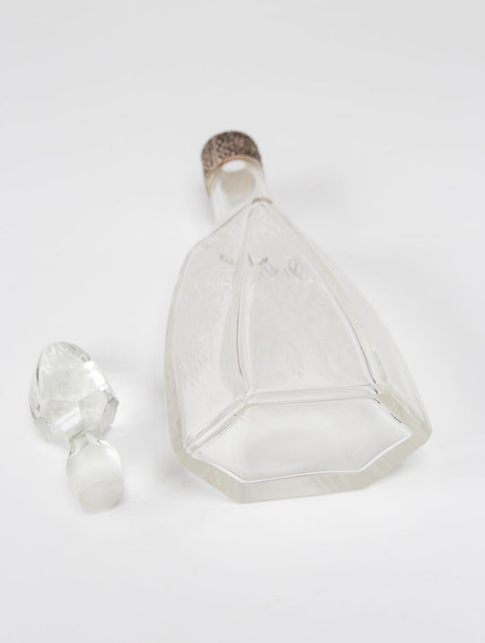 Botella de licor en cristal tallado con motivo de racimos uvas
