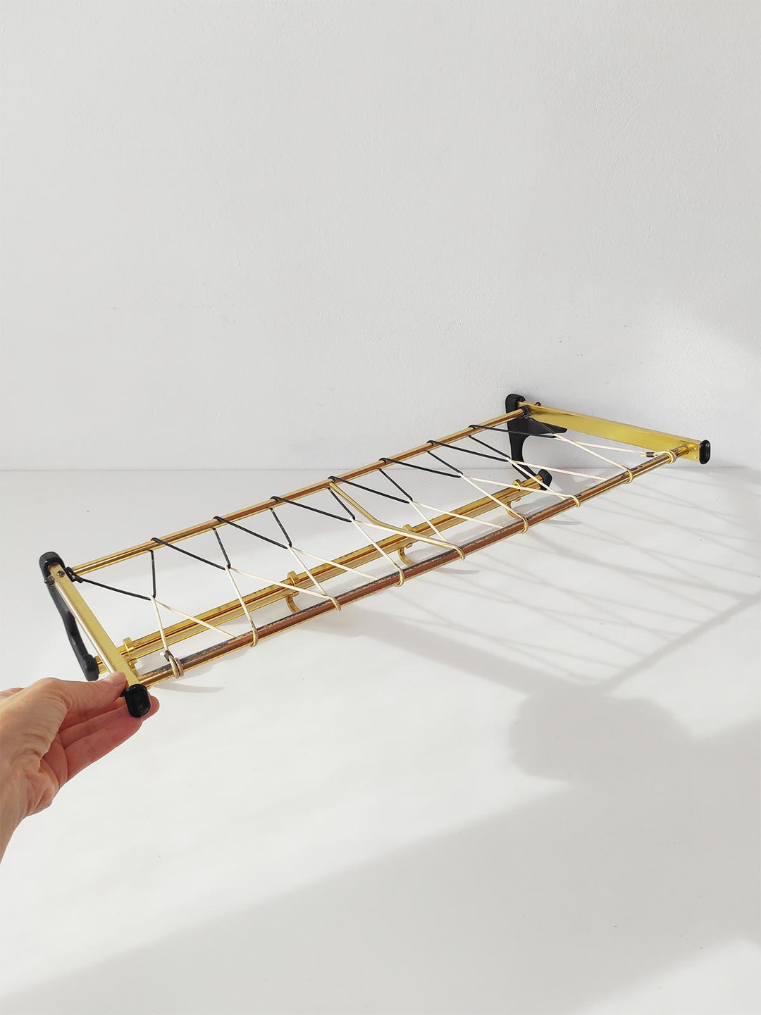 Perchero de pared vintage aluminio dorado años 50