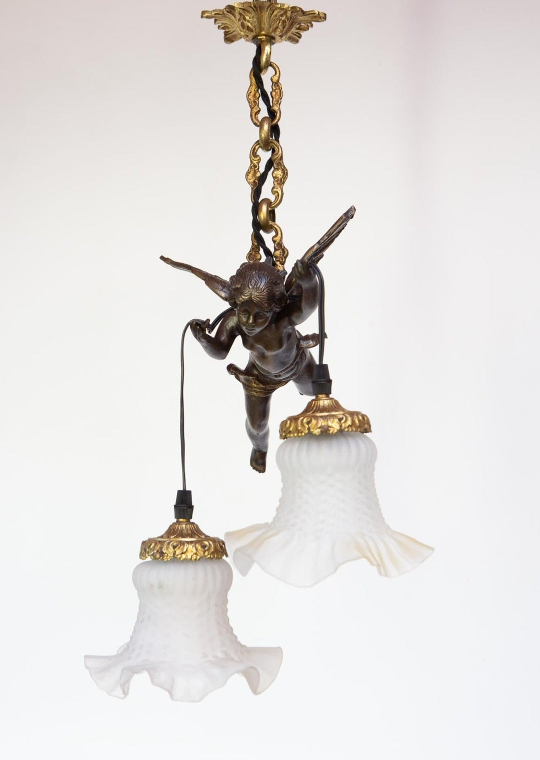 Antigua lámpara de techo francesa con ángel cupido amore erote bronce con tulipas s. XIX