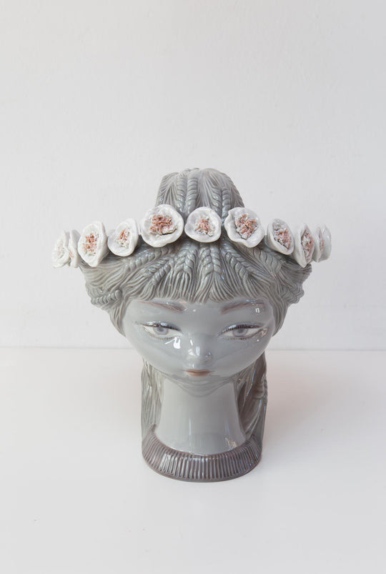jardinera cesto porcelana niña chica con flores y espigas lladro