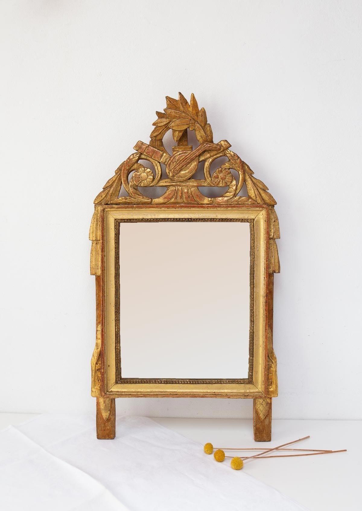 Antiguo espejo francés dorado con copete – Vintage&Chic