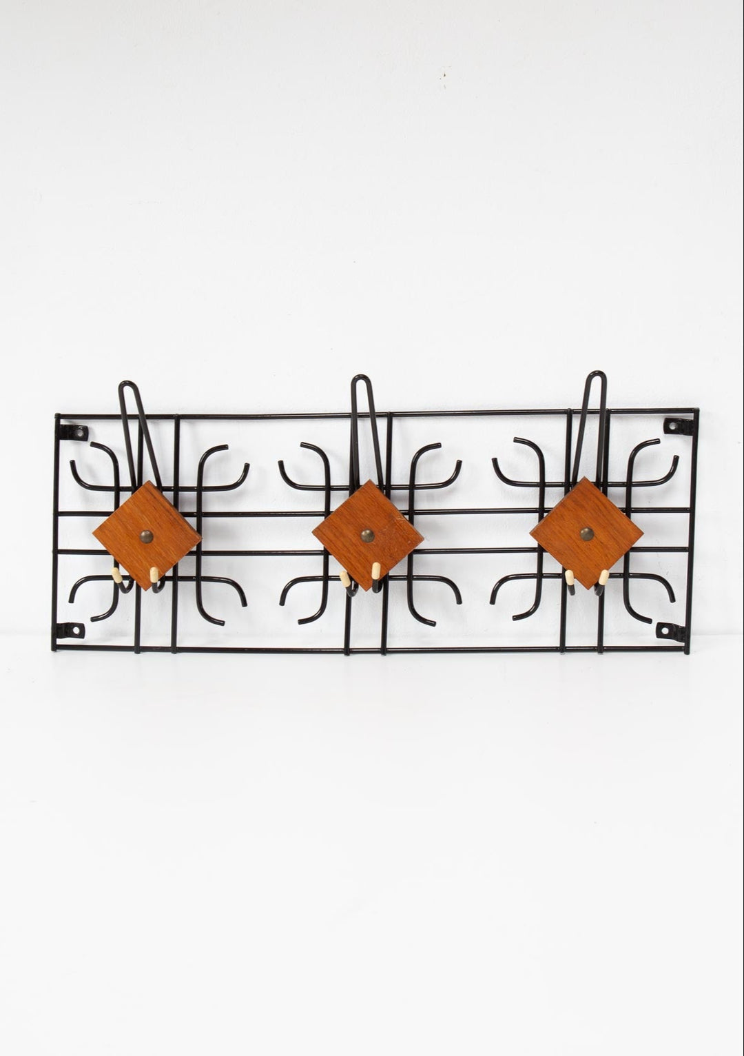 perchero vintage pared madera y metal