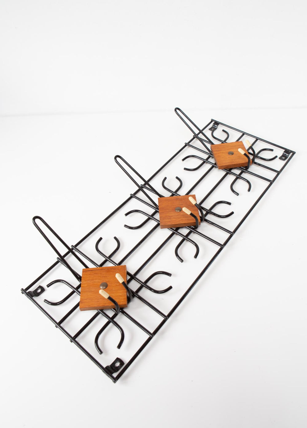 Perchero de pared midcentury teca y metal negro (60,5 cm)