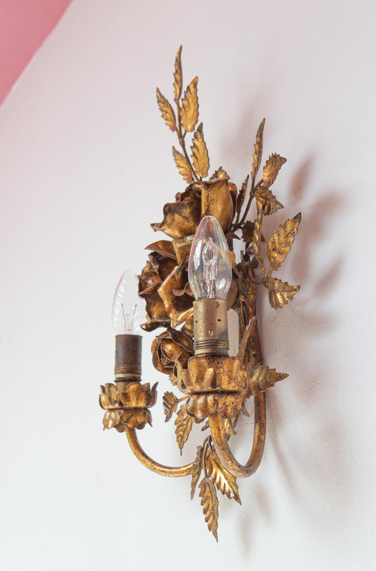 Aplique de pared italiano metal dorado hojas y flores c. 1960 (46 cm)