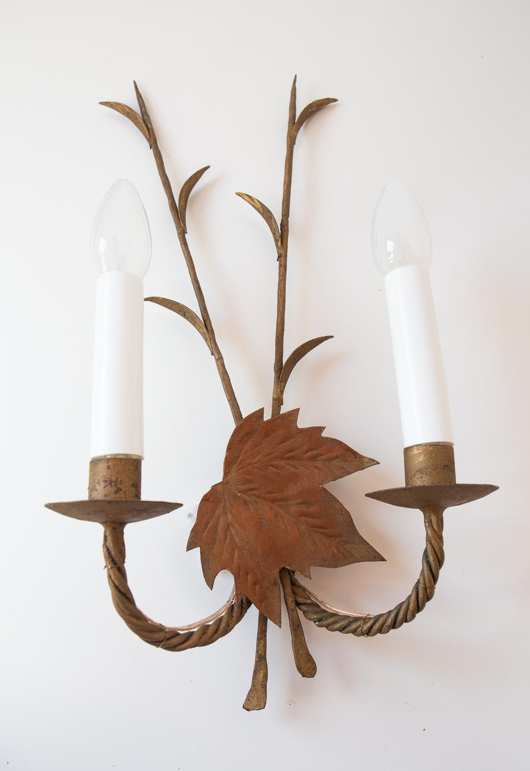 Aplique de pared metal con hoja parra c. 1950 (43 cm)