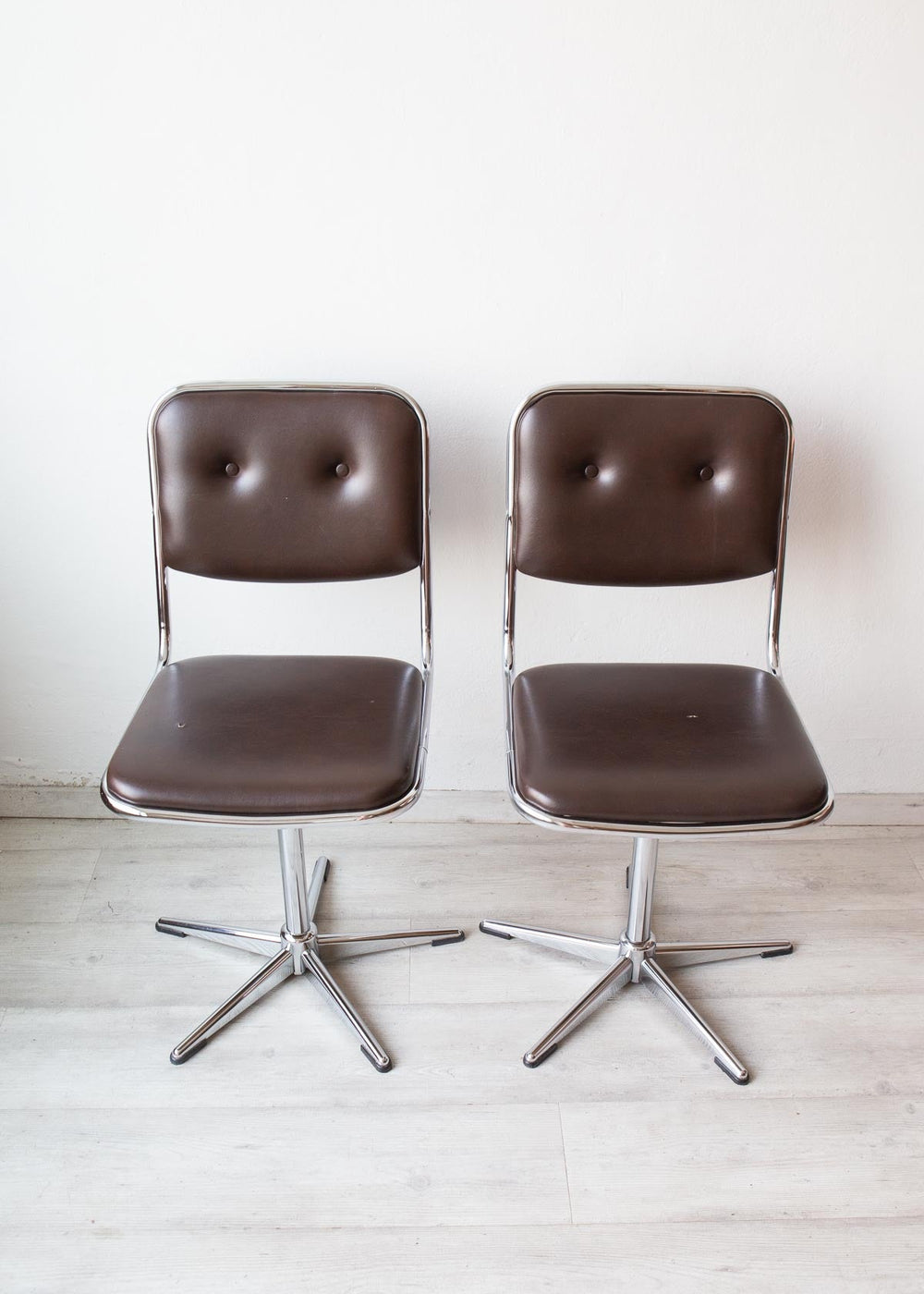 pareja sillas giratorias acero cromado y skay unic design vintage 1970