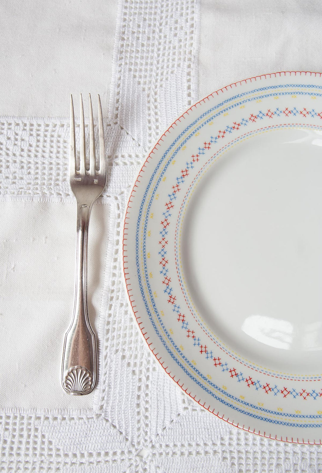 Juego 10 platos LLANOS porcelana francesa Pillivuyt "bordados" (24,5 cm)