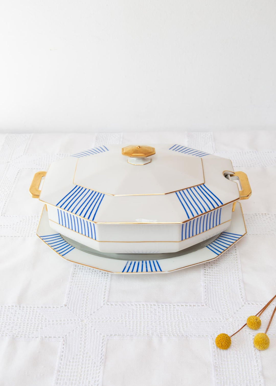 sopera antigua con fuente porcelana limoges lanterier blanco y azul