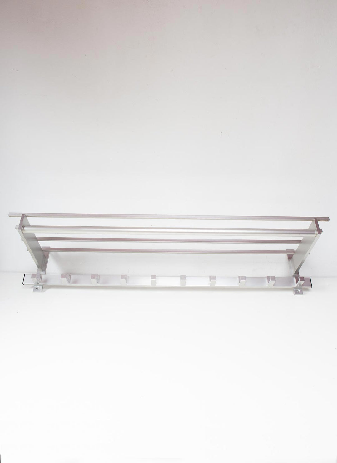 Gran perchero de pared aluminio con estante c. 1980 (100 cm)
