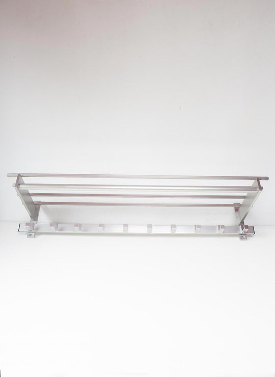 Gran perchero de pared aluminio con estante c. 1980 (100 cm)