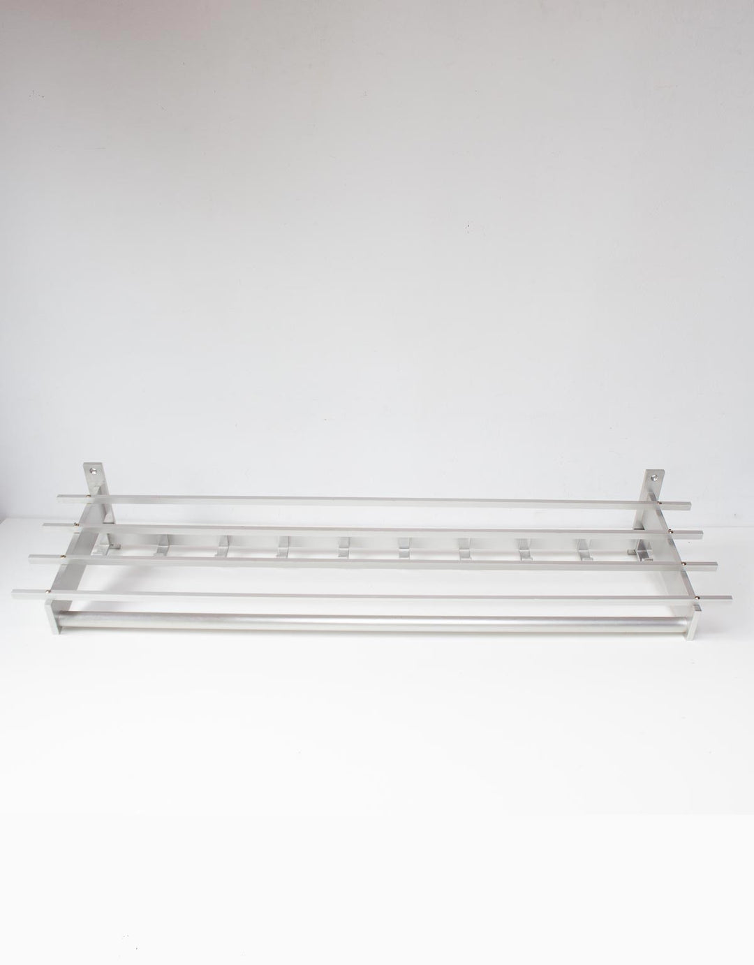 Gran perchero de pared aluminio con estante c. 1980 (100 cm)