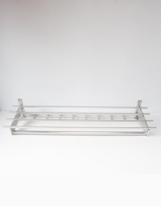 Gran perchero de pared aluminio con estante c. 1980 (100 cm)