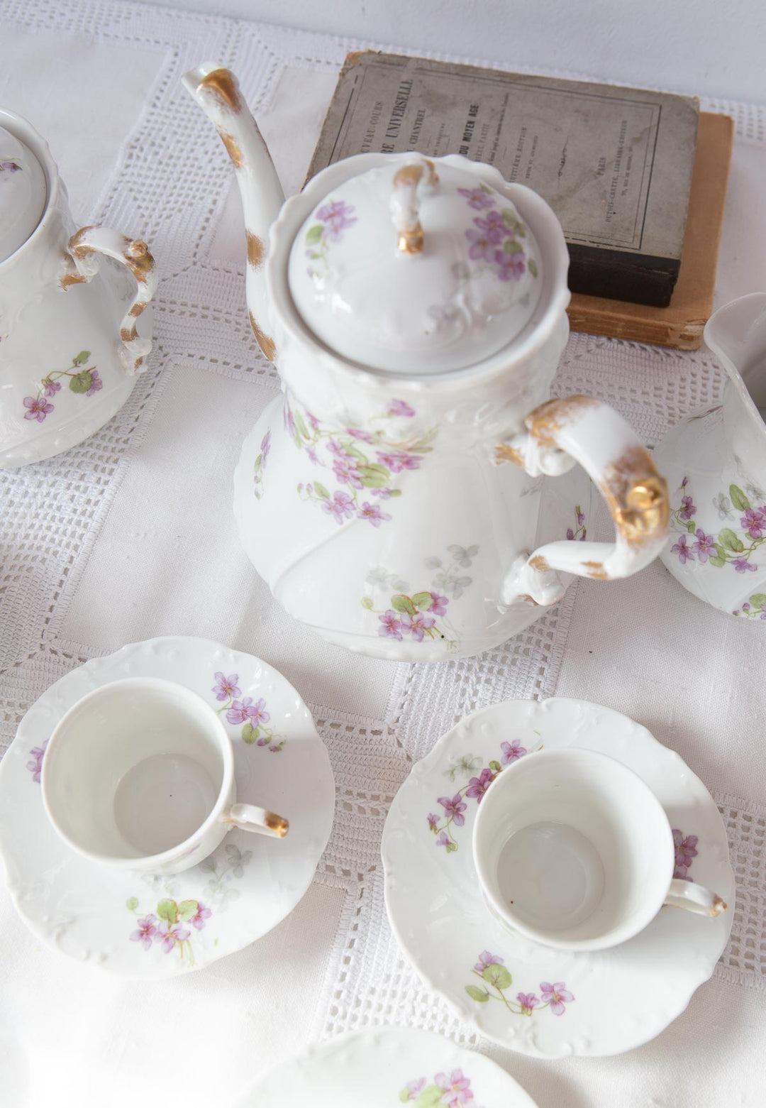 Antiguo juego café para 8 porcelana francesa Limoges florecillas lila c. 1900-15 (18 PIEZAS)