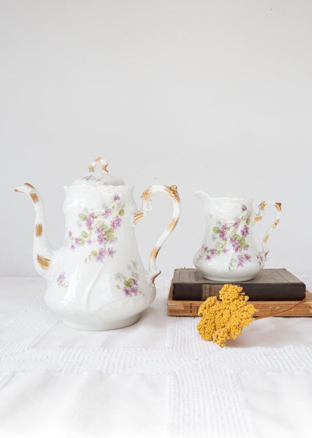 Antiguo juego café para 8 porcelana francesa Limoges florecillas lila c. 1900-15 (18 PIEZAS)