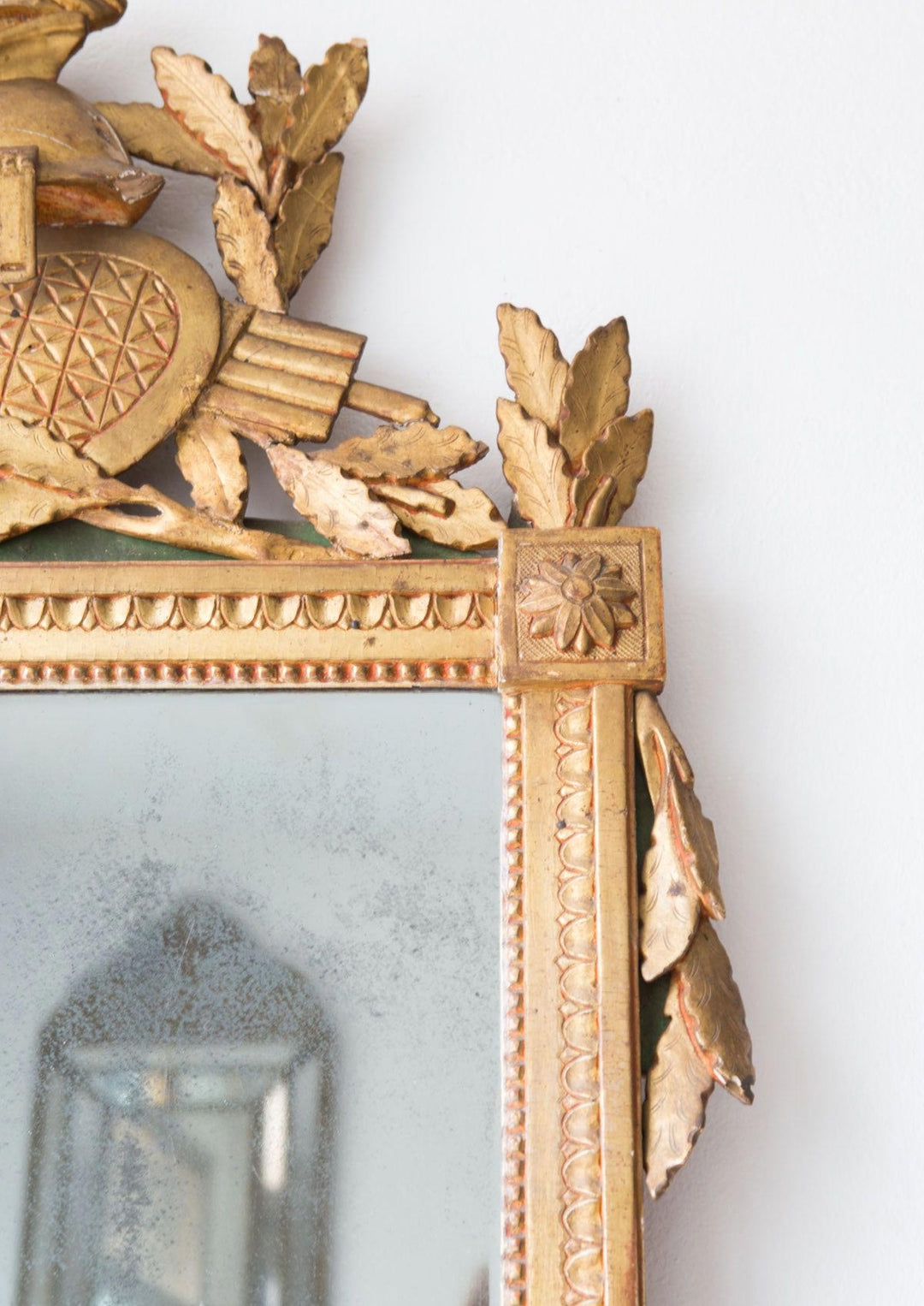 Antiguo espejo francés estilo Luis XVI copete con yelmo antique french gold mirror miroir fronton 