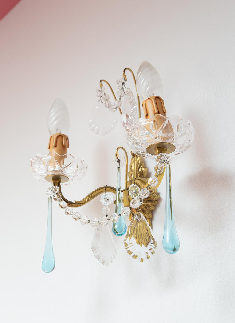 Aplique vintage francés latón y lágrimas de cristal rosa o azul (32 cm)