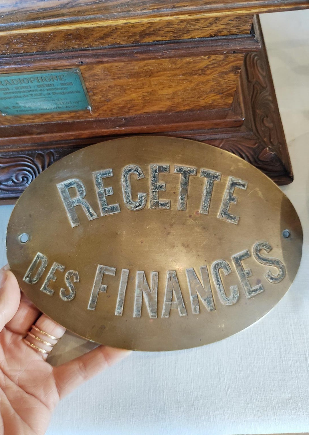 Antigua y pequeña placa francesa "Recette des Finances" en latón (20 cm)