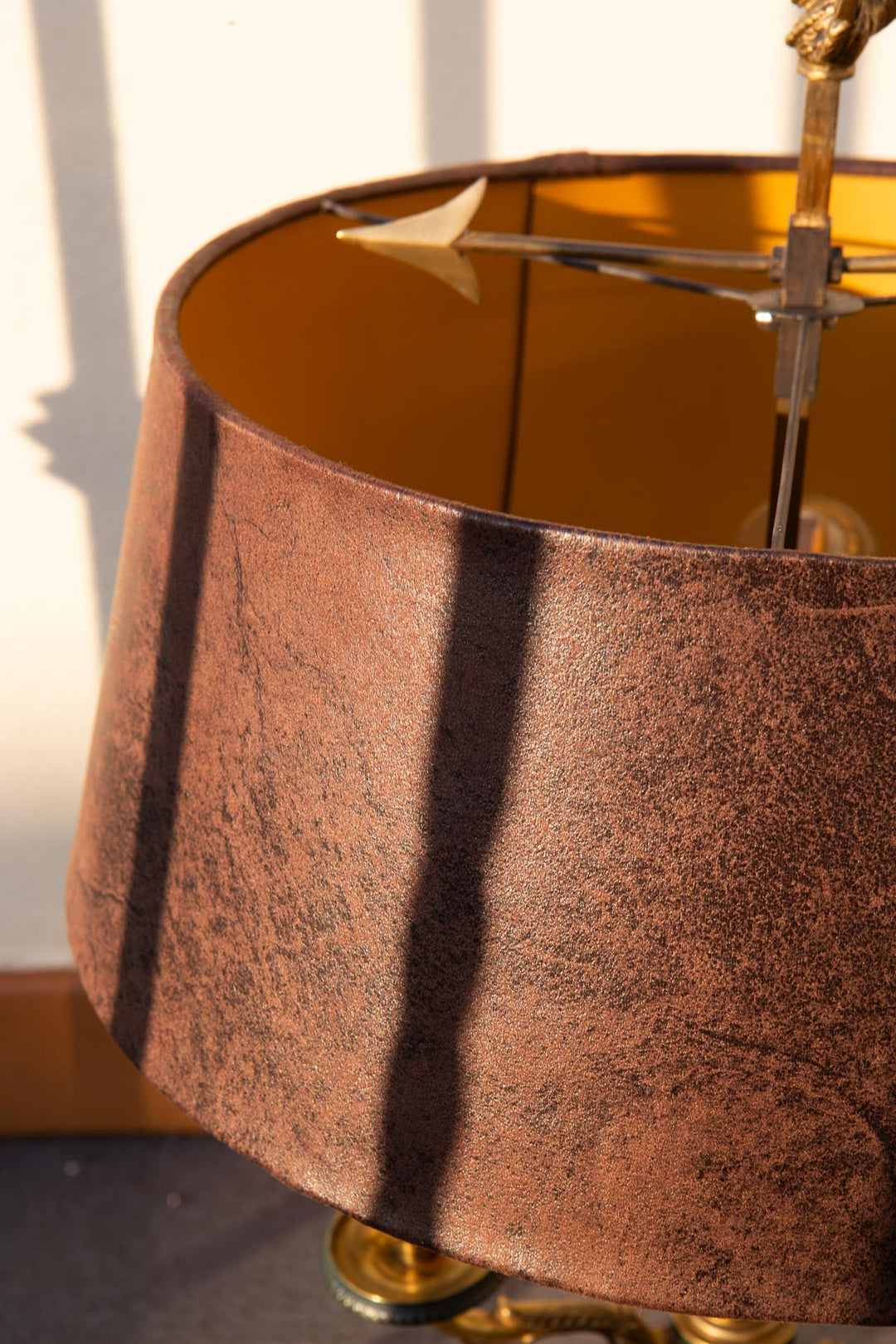 Lámpara bouillotte francesa estilo Imperio en bronce y esmalte verde, ca. 1900-20 (55 cm)