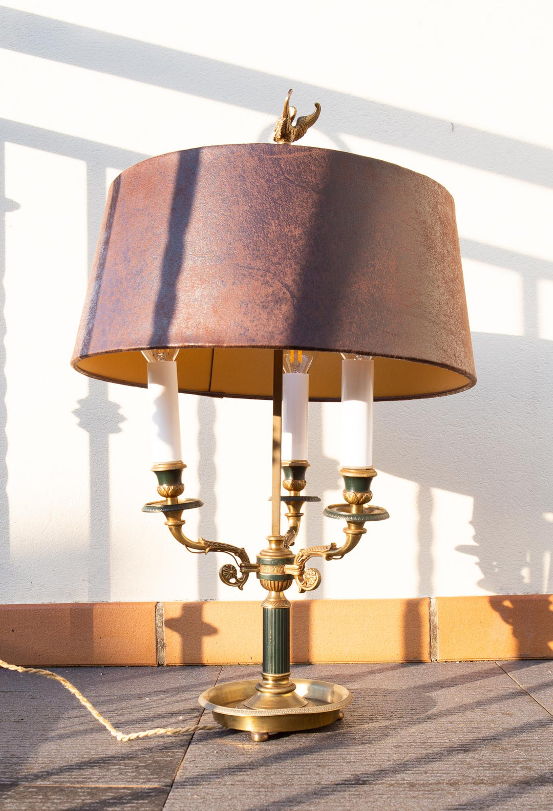 Lámpara bouillotte francesa estilo Imperio en bronce y esmalte verde, ca. 1900-20 (55 cm)