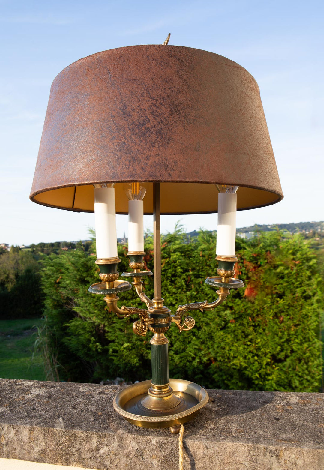 Lámpara bouillotte francesa estilo Imperio en bronce y esmalte verde, ca. 1900-20 (55 cm)