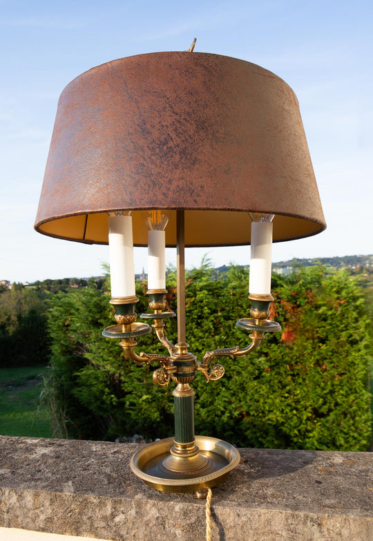Lámpara bouillotte francesa estilo Imperio en bronce y esmalte verde, ca. 1900-20 (55 cm)