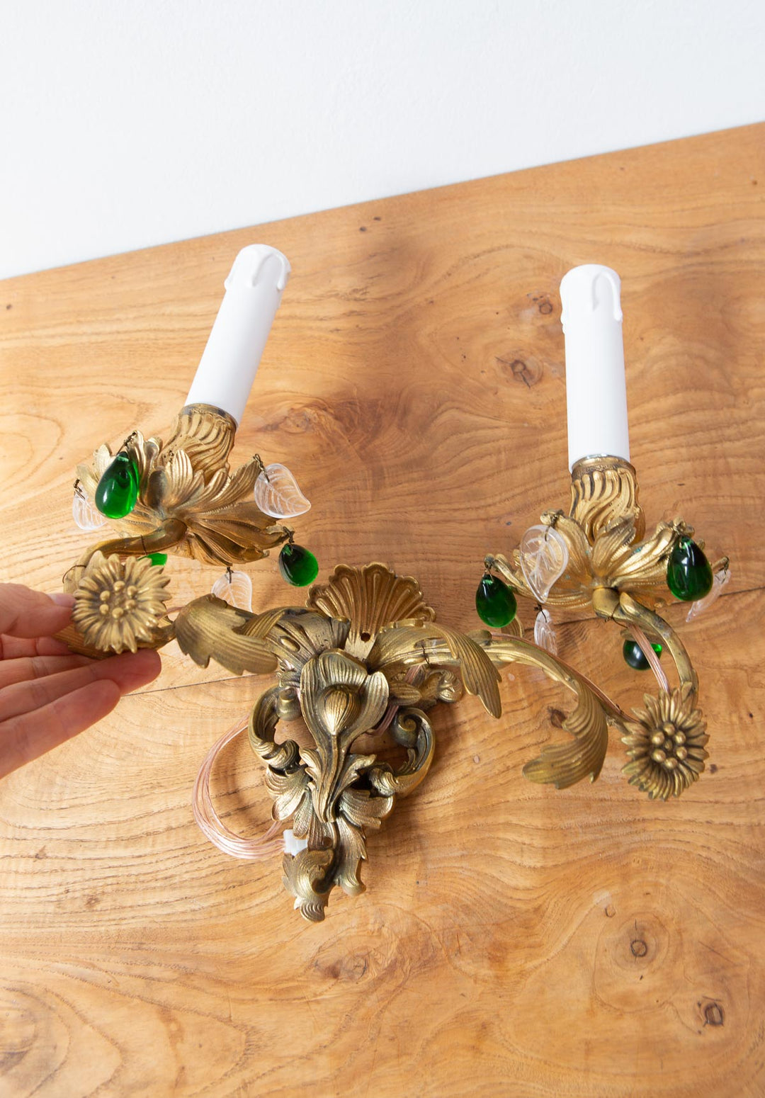aplique bronce antiguo con cristales verdes