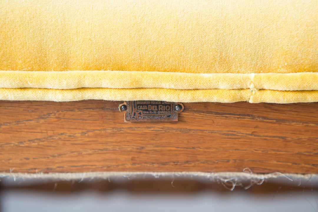 Antiguas sillas castaño y terciopelo amarillo (VENDIDAS)