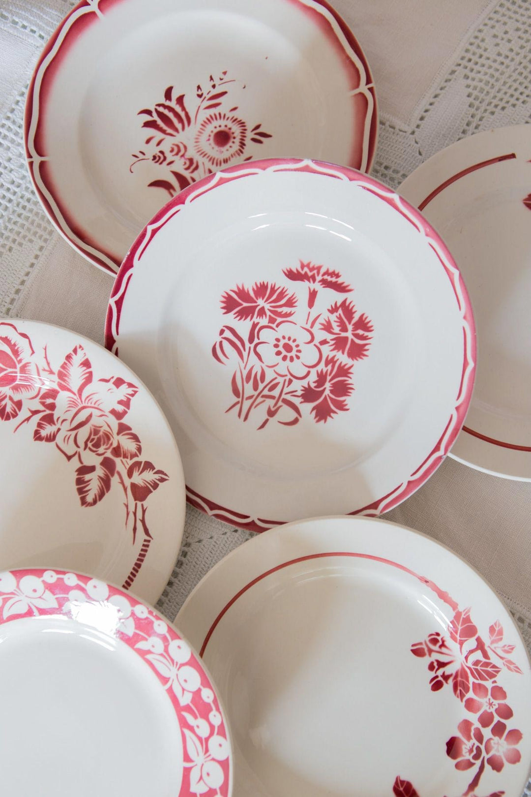 Juego platos loza francesa rojo y blanco (VENDIDOS)