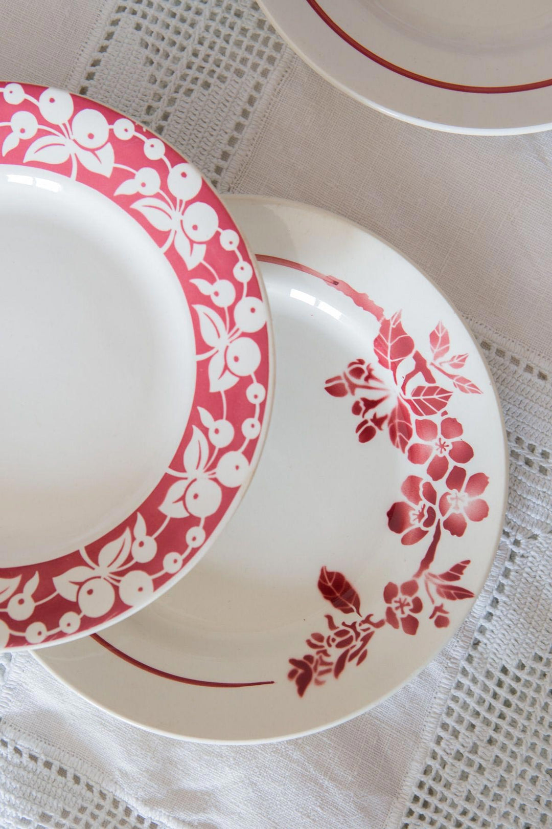 Juego platos loza francesa rojo y blanco (VENDIDOS)