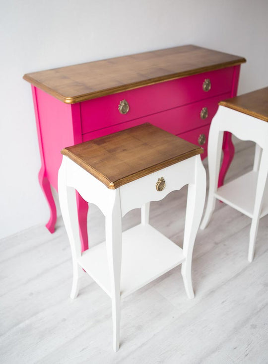 Mesilla de noche en blanco y dorado (MUEBLE NUEVO. x UNIDAD)