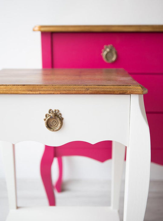 Mesilla de noche en blanco y dorado (MUEBLE NUEVO. x UNIDAD)