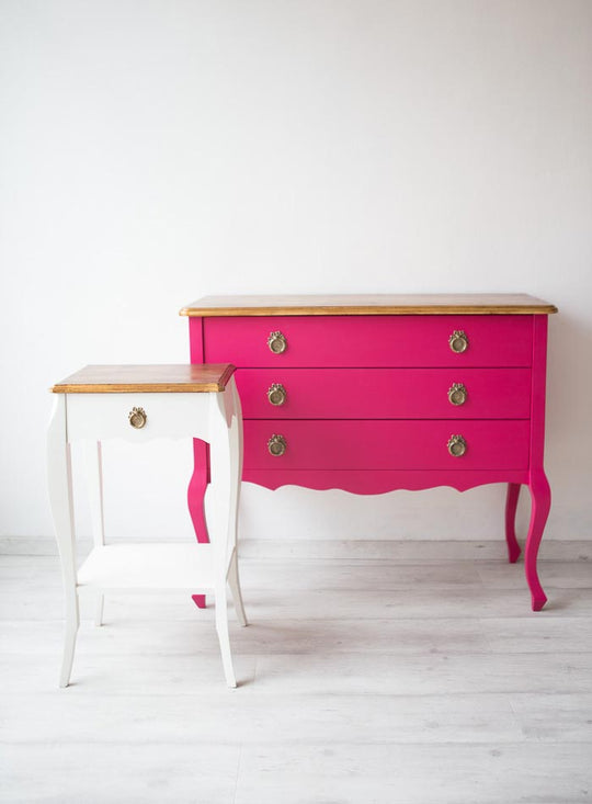 Mesilla de noche en blanco y dorado (MUEBLE NUEVO. x UNIDAD)