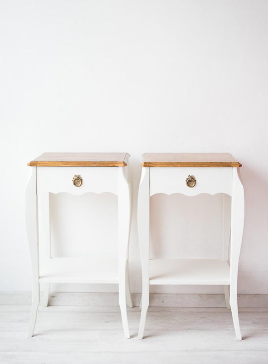 Mesilla de noche en blanco y dorado (MUEBLE NUEVO. x UNIDAD)