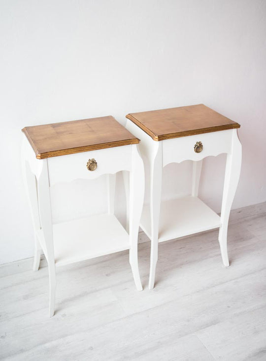 Mesilla de noche en blanco y dorado (MUEBLE NUEVO. x UNIDAD)