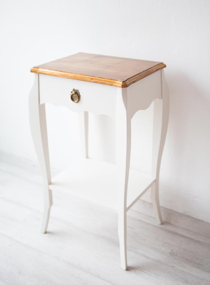 Mesilla de noche en blanco y dorado (MUEBLE NUEVO. x UNIDAD)