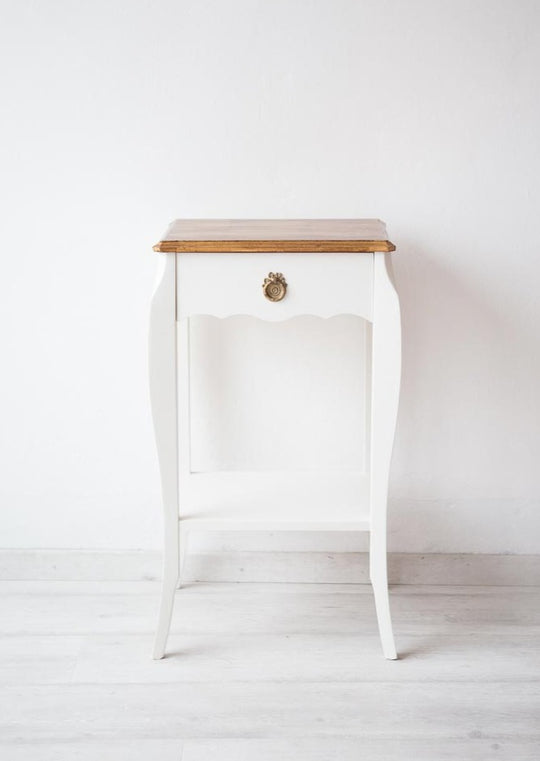 Mesilla de noche en blanco y dorado (MUEBLE NUEVO. x UNIDAD)