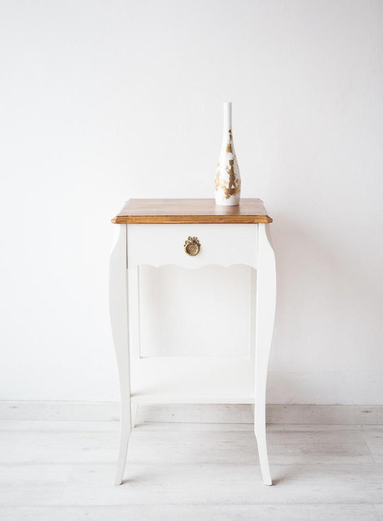 Mesilla de noche en blanco y dorado (MUEBLE NUEVO. x UNIDAD)