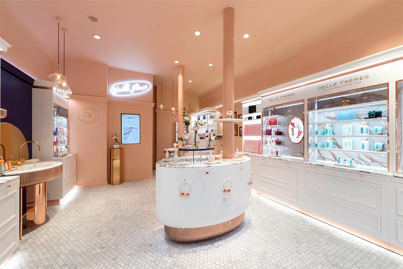 Una tienda de perfumes decorada en rosa empolvado