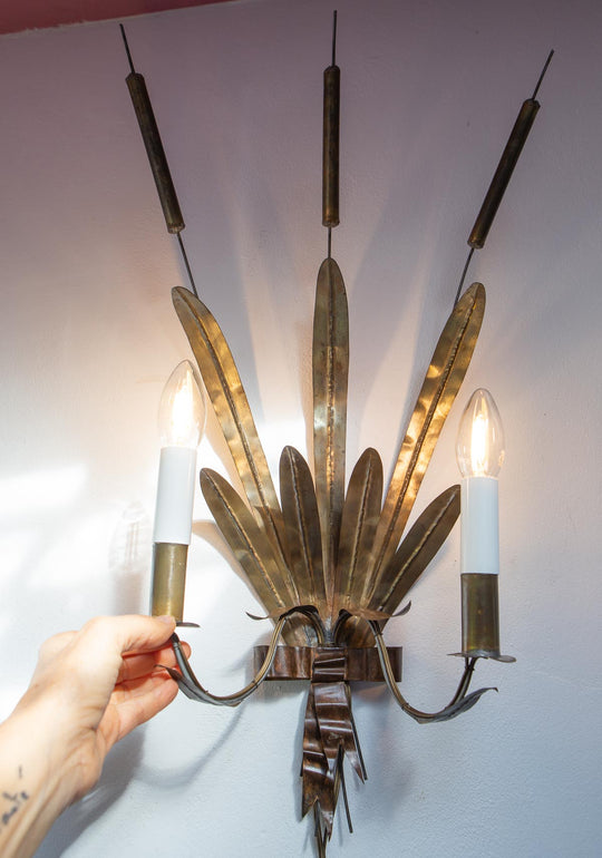 Gran aplique francés chapa metal hojas y espadañas c. 1940 cattail wall light