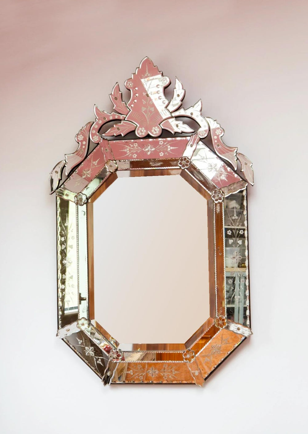 Gran espejo veneciano años 20/30 con copete (118*71 cm)