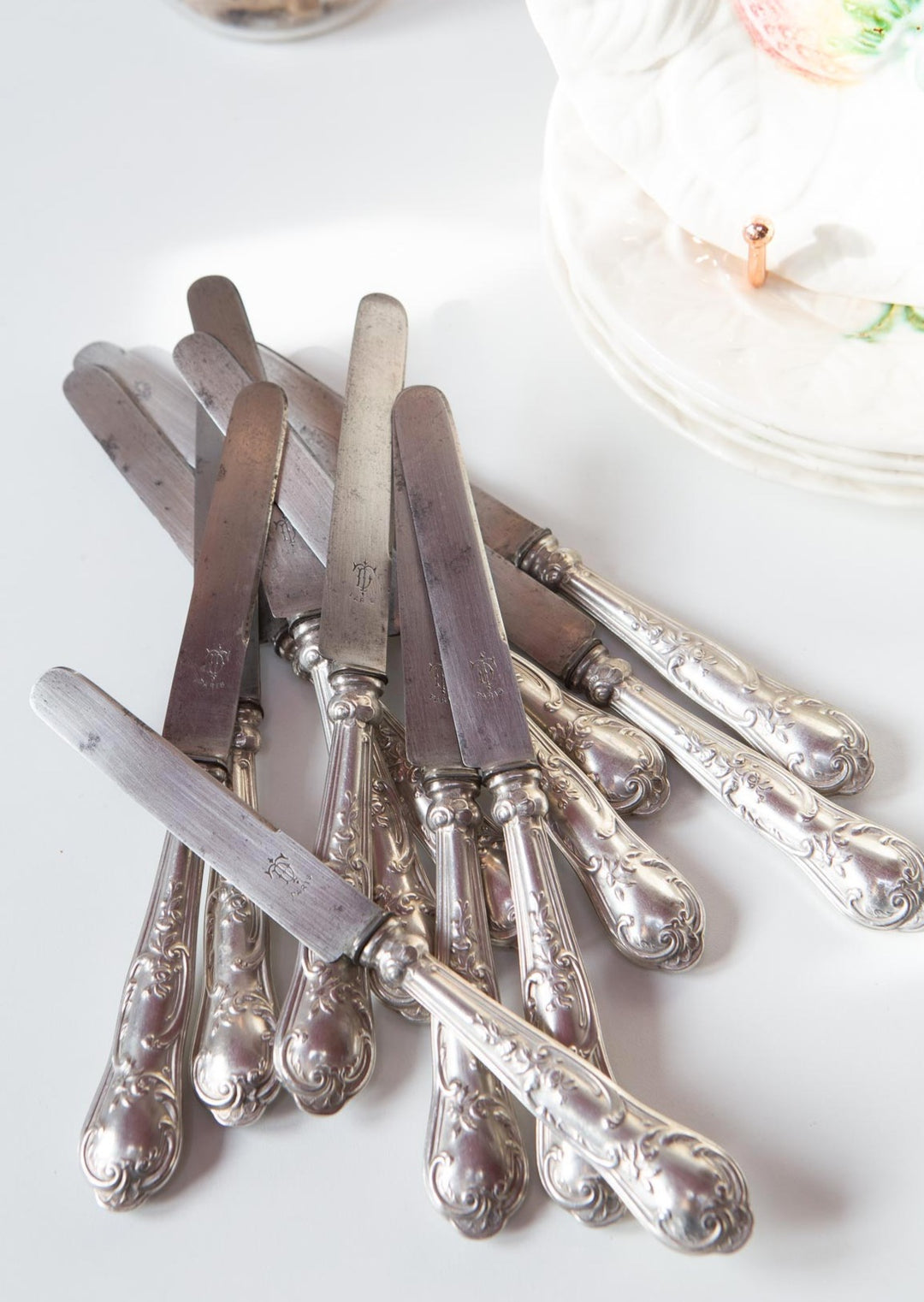 Juego 12 cuchillos franceses estilo Luis XV c. 1900 cubiertos antique french flatware anciens couverts