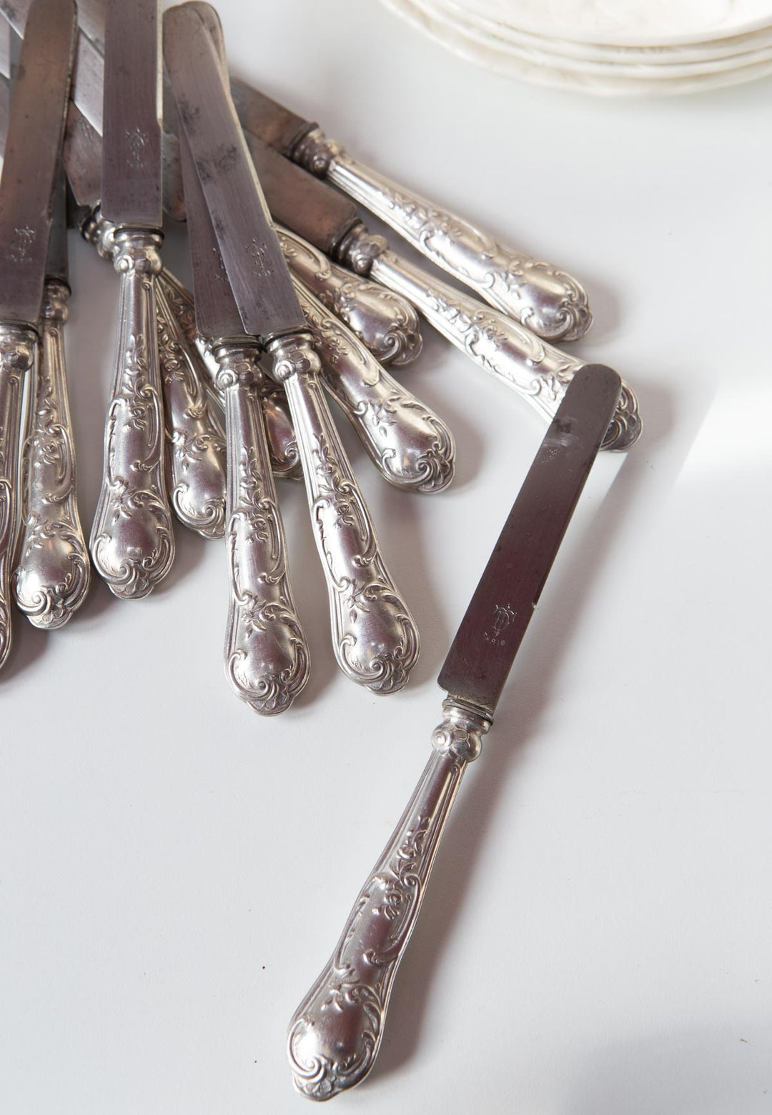 Juego 12 cuchillos franceses estilo Luis XV c. 1900 cubiertos antique french flatware anciens couverts