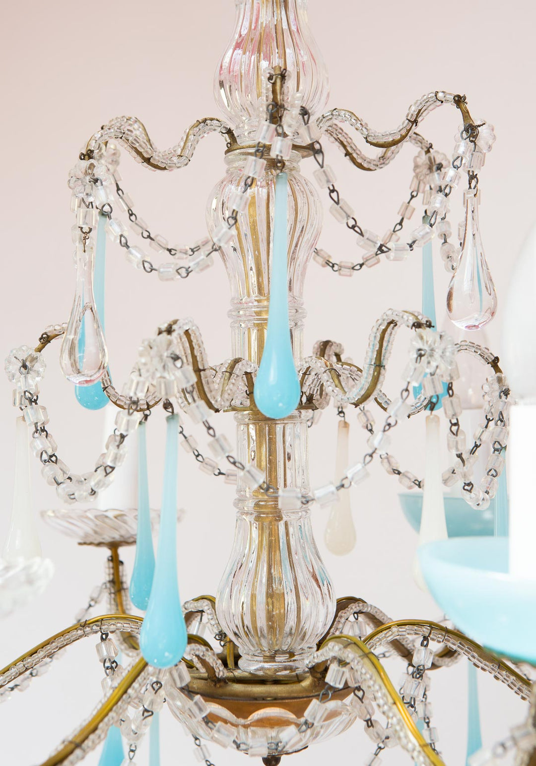 Antigua lampara de araña techo italiana dorada y cristales antique italian chandelier opalina azul blue