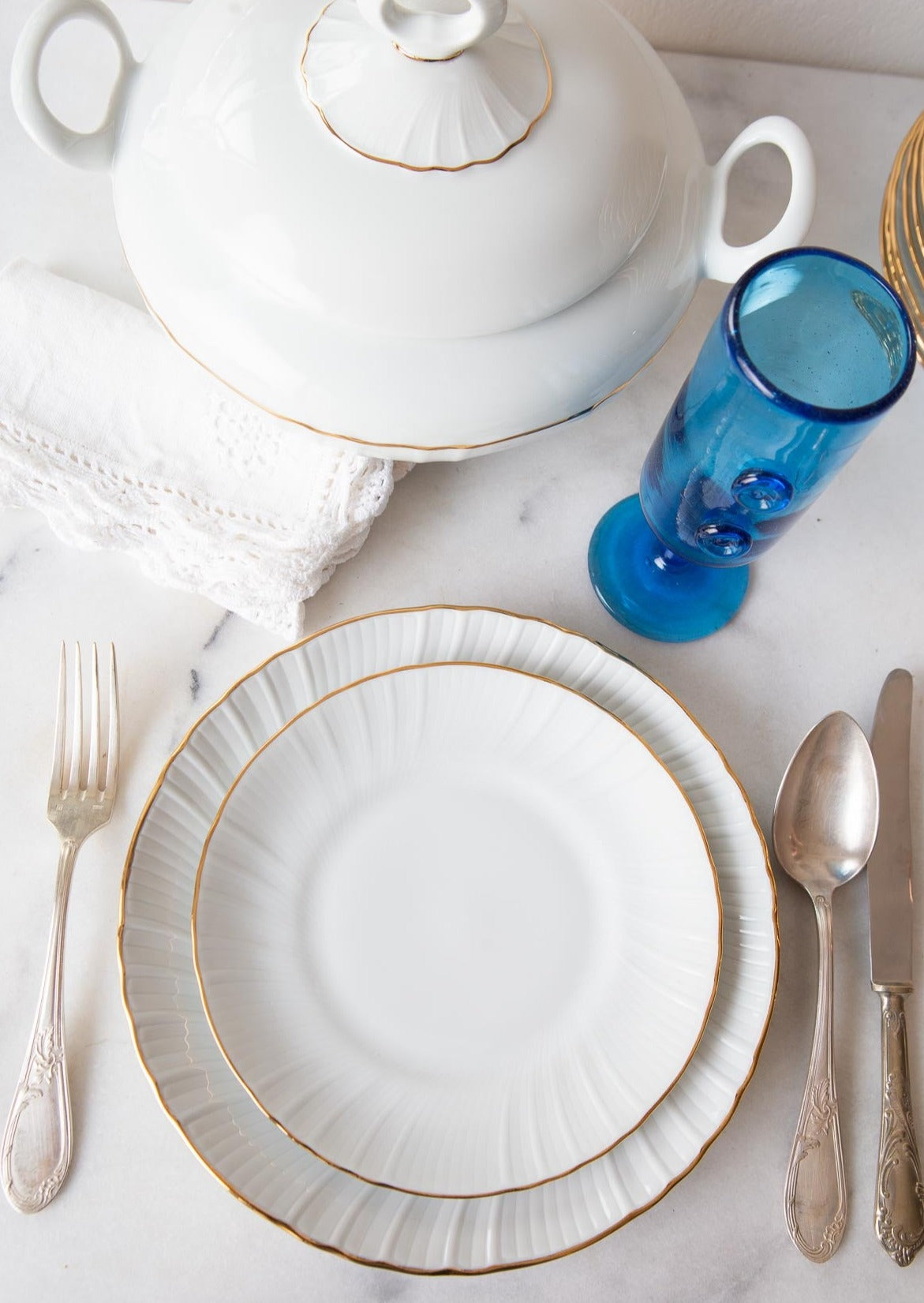 Vajilla porcelana blanca filo oro Irabia SIN ESTRENAR 65 PIEZAS