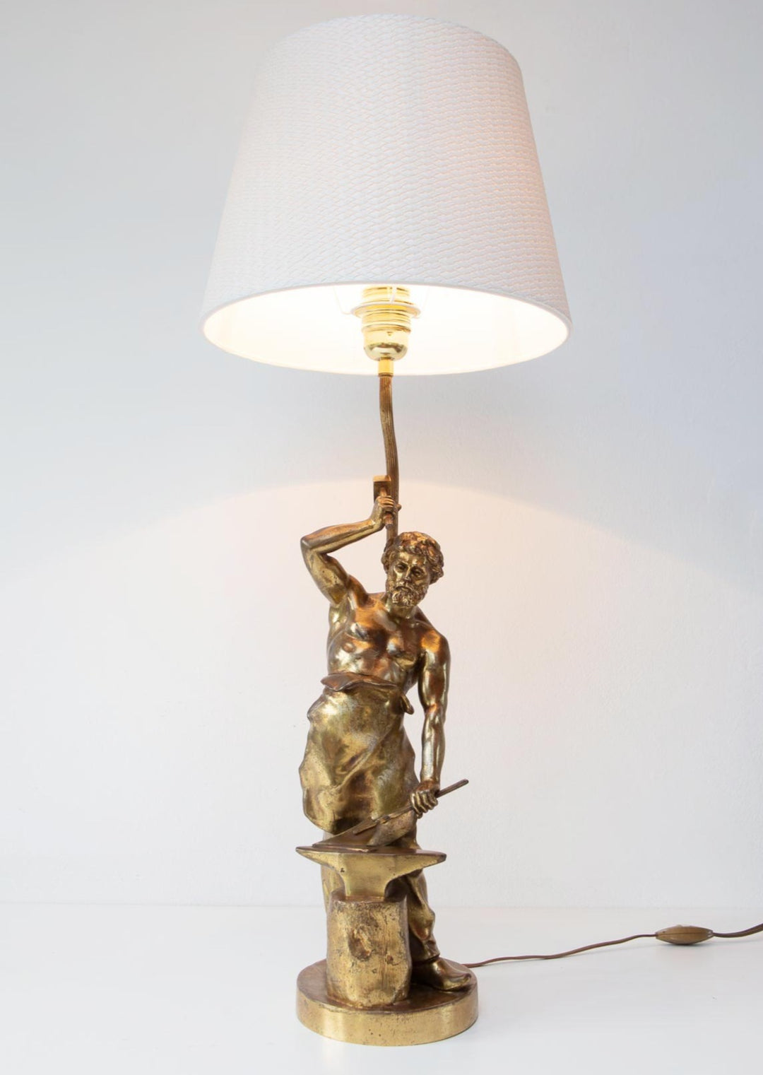 Lámpara de mesa "El herrero de la Paz" de A. Jean Guillot 1865-1911 (VENDIDA)