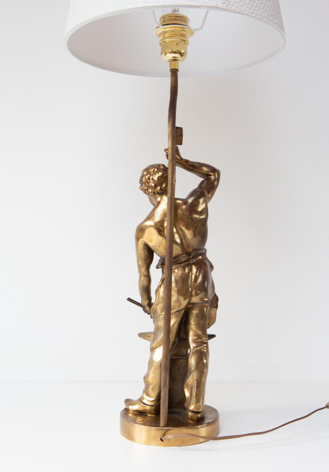 Lámpara de mesa "El herrero de la Paz" de A. Jean Guillot 1865-1911 (VENDIDA)
