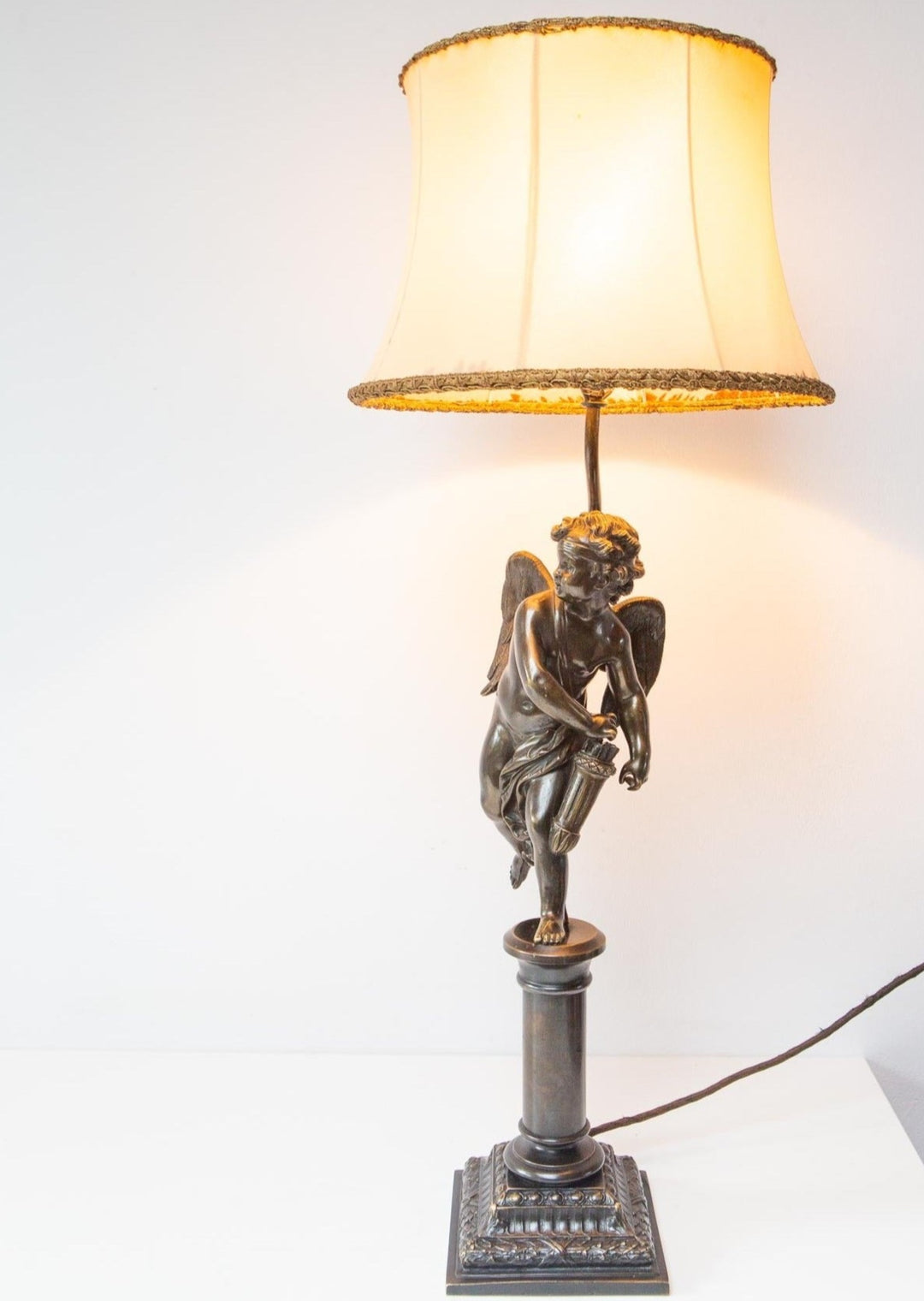 lámpara de mesa bronce con cupido o angelote bronze table lamp cupid cupidon lampe 