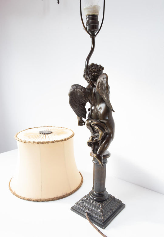 Gran lámpara de mesa Cupido bronce s. XX (86 cm)