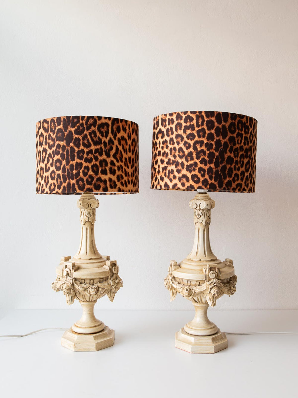 Lámparas de mesa españolas madera tallada y lacada pantallas leopardo